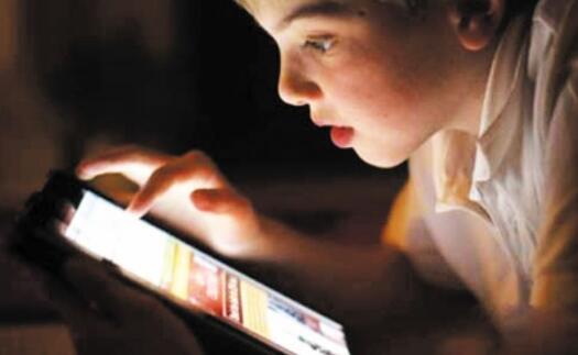 2019省考申论热点新闻：长期玩手机影响儿童大脑发育