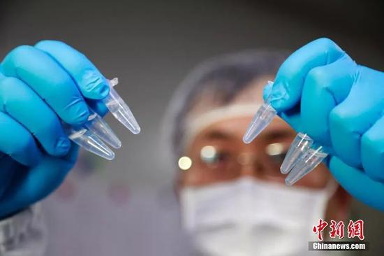 科研人员演示新型冠状病毒mRNA疫苗研发实验过程。汤彦俊 摄